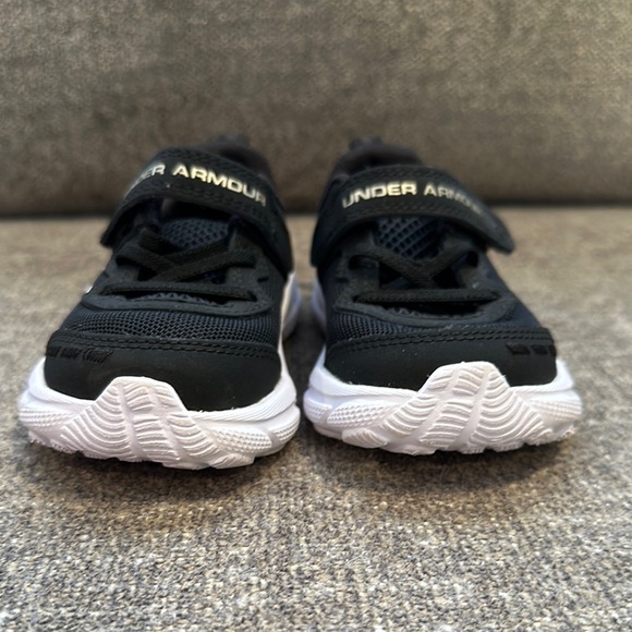 NWOT- Under Armour Black Kids Shoes. Size 6 toddler - Picture 6 of 9